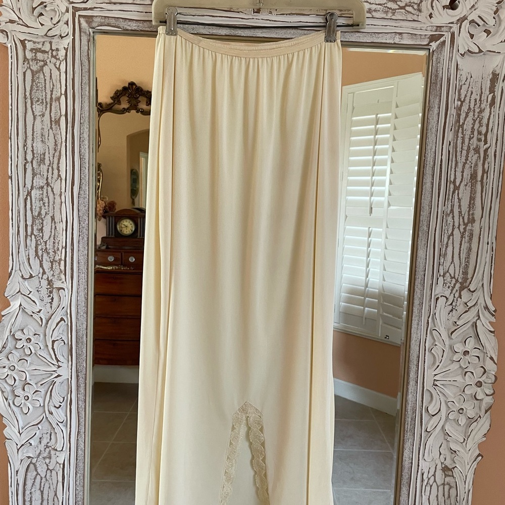 Vintage Off White Silky Poly Lace Detail Long  
Lingerie Half Slip. M
